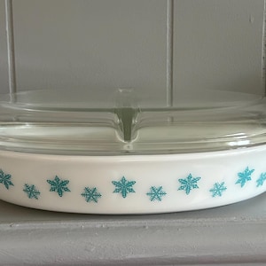 Mid Century Pyrex Divided Dish - Turquoise Snowflake Pattern - Excellent Condition with Lid