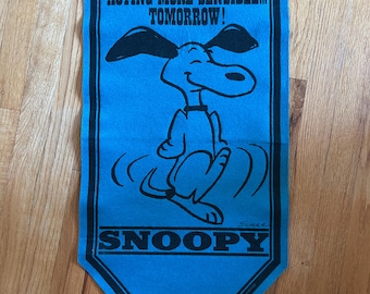 Vintage 1967 Snoopy Peanuts Felt Banner Pennant Flag Curse You Red