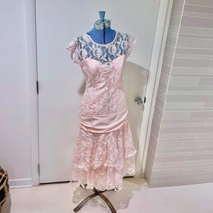 Vtg 80s Sz 6 Prom/Quinceañera Dress w/Fishing Line Hem. Peach w/Lace Overlay