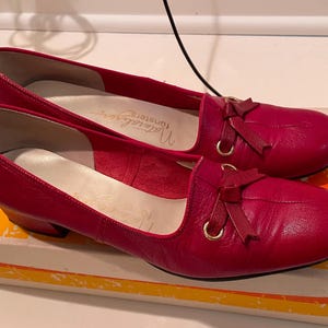 Vtg 60s Sz. 6.5 Cherry Red Pumps w/Bow ties.