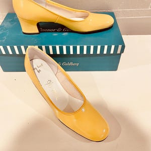 Taille Vtg des années 60. Escarpins 6,5 mm, chaussures à talons Mod/Gogo jaunes psychédéliques par O&#39;Connor & Goldberg