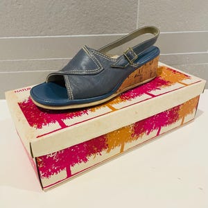 Taille Vtg années 60/70 Chaussures compensées 6,5 à talons en liège, bout ouvert, bride arrière. Gris. Naturalisant
