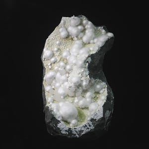 4. Okenit med gyrolit på matris (oädelsten)