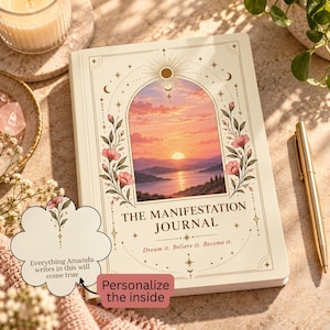 Könnte beinhalten: Ein cremefarbenes Journal mit dem Titel THE MANIFESTATION JOURNAL und dem Untertitel Dream it. Believe it. Become it. Das Cover zeigt eine bogenförmige Illustration eines Sonnenuntergangs über Wasser, umrahmt von rosa Blumen, goldenen Sternen und Sonnenmotiven.