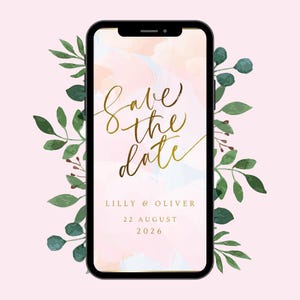 Puede incluir: Una maqueta de teléfono inteligente con un fondo de acuarela rosa y azul. El texto "Save the date" está escrito en letra dorada. Los nombres "Lilly & Oliver" y la fecha "22 de agosto de 2026" están escritos en texto negro debajo de la letra.