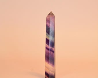 Torre de fluorita arcoíris de 7-8 cm con punta de obelisco de cristal - El mejor regalo de Navidad 2025. Ideal para la sanación, el equilibrio de chakras y la decoración del hogar.