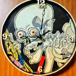 Japanese Horror Skull Clock – Ukiyo-e Style Gashadokuro with Glass Eyes | Glow in Dark Wall Art