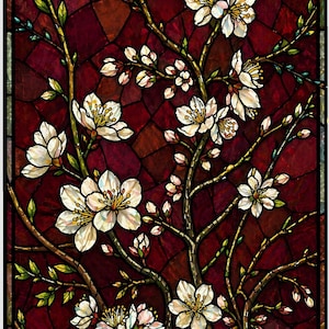 Puede incluir: Un panel de vidriera que muestra una rama en flor con flores blancas y pequeñas hojas verdes sobre un fondo rojo oscuro texturizado. La composición incluye numerosas flores abiertas y capullos en ramas de color marrón oscuro.