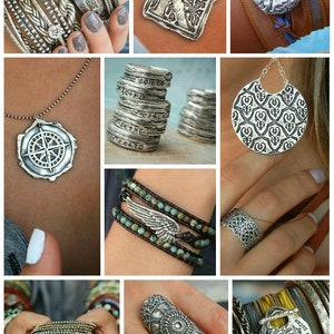 Op de afbeelding: Een verzameling zilveren sieraden met verschillende ontwerpen, waaronder een kompas, vleugels en bloemmotieven. De sieraden worden getoond op verschillende oppervlakken, waaronder huid, denim en hout.