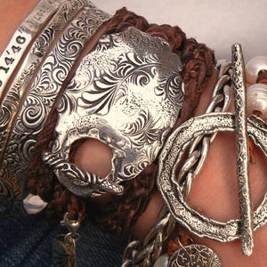 Joias hippie, pulseira de couro empilhada, joias Boho, pulseira de prata esterlina, pulseira de couro tripla, joias em camadas