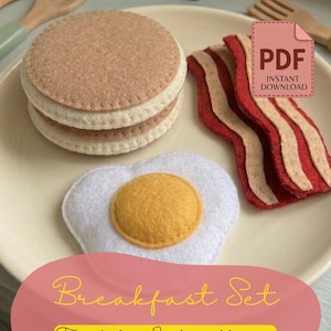 Könnte beinhalten: Ein Frühstücks-Set aus Filz auf einem Teller, einschließlich Pfannkuchen, Speck und Spiegelei. Die Pfannkuchen sind gestapelt, und der Speck hat rote und beige Streifen. Das Ei hat ein gelbes Eigelb und Weiß drumherum. Der Text "Breakfast Set Template & Instructions" ist enthalten.