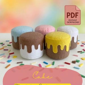 Peut inclure: Plusieurs décorations de gâteaux en feutrine de différentes couleurs, dont le bleu, le rose, le jaune, le marron et le blanc. Chaque gâteau a un glaçage de couleur contrastante. L'image comprend également le texte "Cake Template & Instructions" et une icône "PDF Instant Download".