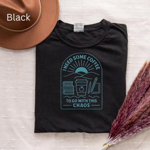 Necesito un café para acompañar este caos. Camiseta de profesor/a / Camiseta de colores cómodos para la vuelta al cole / Regalo para administradores / Camiseta para padres imagen 5