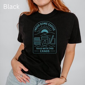 Necesito un café para acompañar este caos. Camiseta de profesor/a / Camiseta de colores cómodos para la vuelta al cole / Regalo para administradores / Camiseta para padres imagen 4