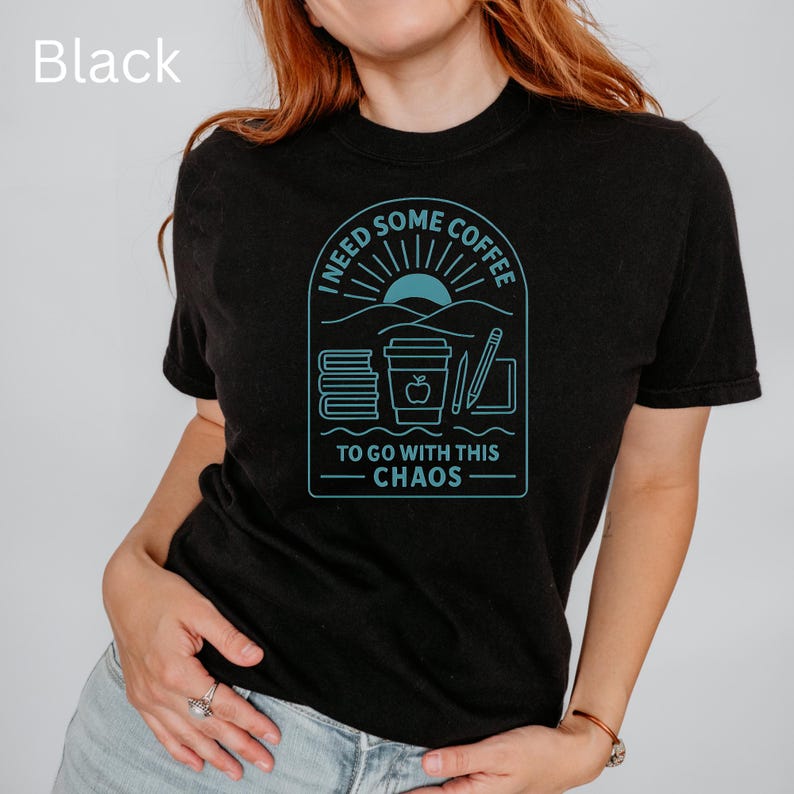 Necesito un café para acompañar este caos. Camiseta de profesor/a / Camiseta de colores cómodos para la vuelta al cole / Regalo para administradores / Camiseta para padres imagen 4