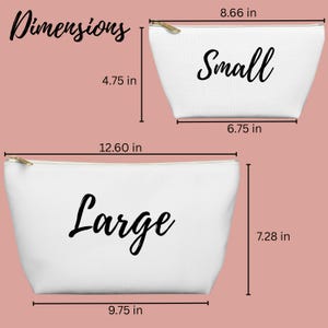 Op de afbeelding: Twee witte etuis met rits en zwarte tekst. Het kleine etui is 22,00 cm breed, 17,15 cm aan de onderkant en 12,07 cm hoog. Het grote etui is 32,00 cm breed, 24,77 cm aan de onderkant en 18,49 cm hoog.