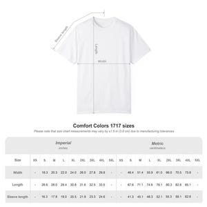 Puede incluir: Una camiseta blanca con una tabla de tallas. La tabla incluye medidas en pulgadas y cent&iacute;metros para el ancho, largo y largo de manga. La tabla es para tallas Comfort Colors 1717.