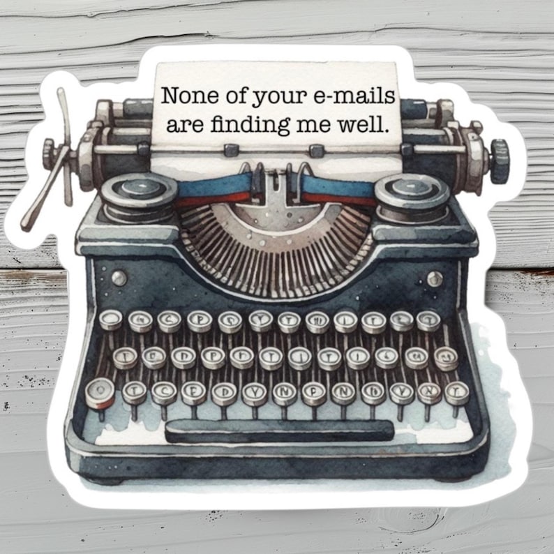 Op de afbeelding: Een donkergrijze vintage typemachine-sticker met een wit vel papier waarop de zwarte tekst staat: None of your e-mails are finding me well. De illustratie bevat gedetailleerde toetsen, een wagenretourhendel en een blauw inktlint.