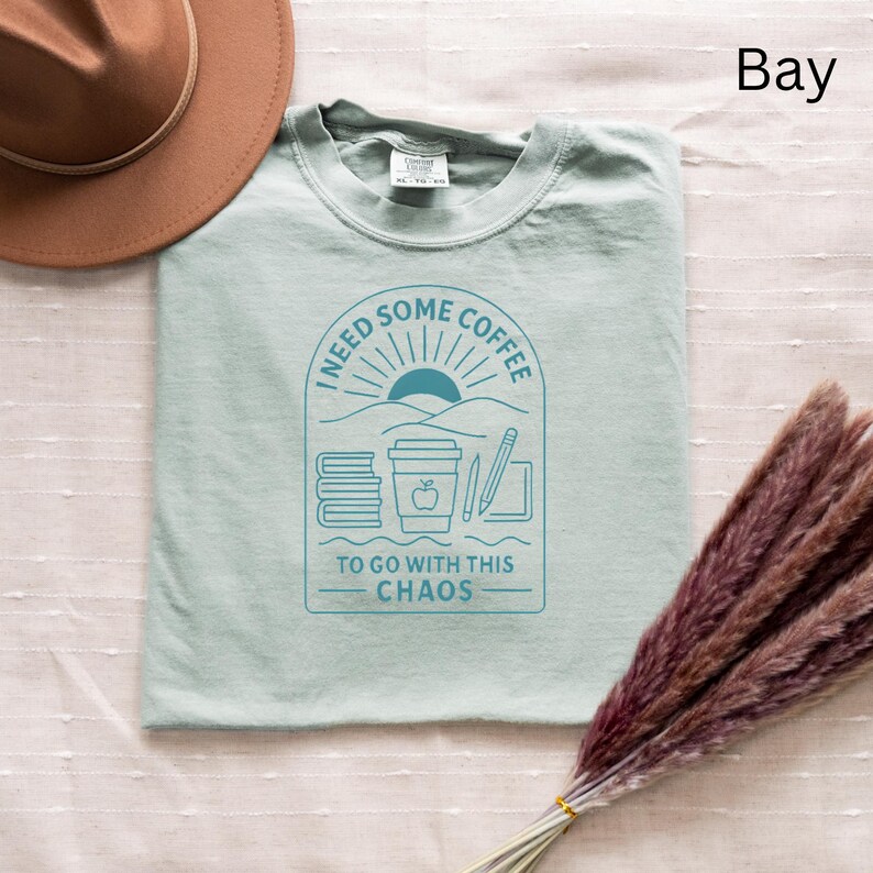 Necesito un café para acompañar este caos. Camiseta de profesor/a / Camiseta de colores cómodos para la vuelta al cole / Regalo para administradores / Camiseta para padres imagen 2