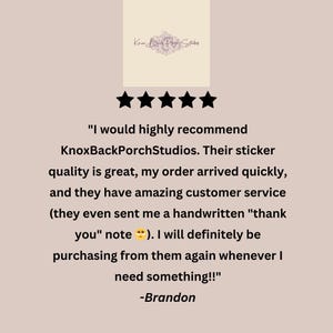 Op de afbeelding: Een klantbeoordeling met vijf zwarte sterren boven de tekst: I would highly recommend KnoxBackPorchStudios. Their sticker quality is great, my order arrived quickly, and they have amazing customer service. -Brandon