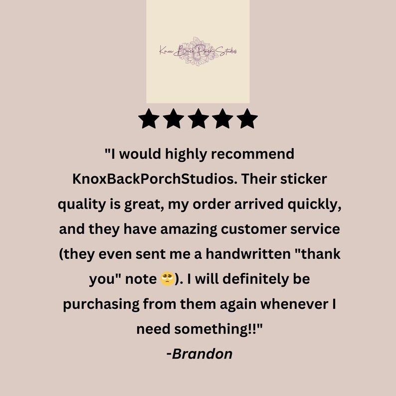 Op de afbeelding: Een klantbeoordeling met vijf zwarte sterren boven de tekst: I would highly recommend KnoxBackPorchStudios. Their sticker quality is great, my order arrived quickly, and they have amazing customer service. -Brandon
