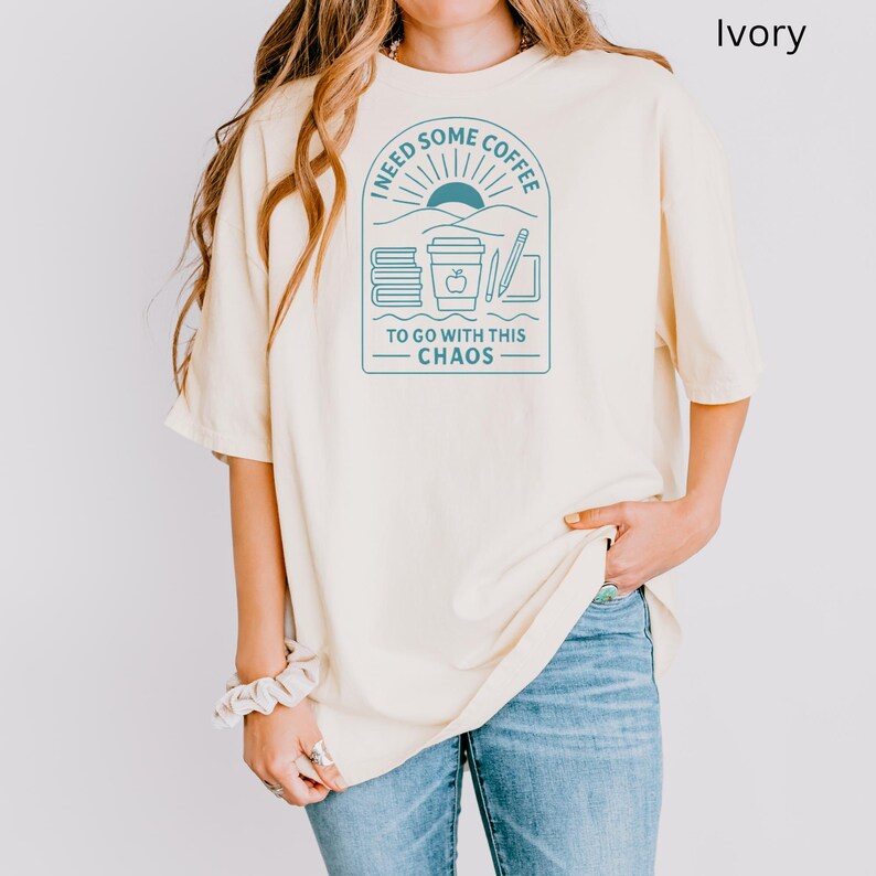 Necesito un café para acompañar este caos. Camiseta de profesor/a / Camiseta de colores cómodos para la vuelta al cole / Regalo para administradores / Camiseta para padres imagen 1
