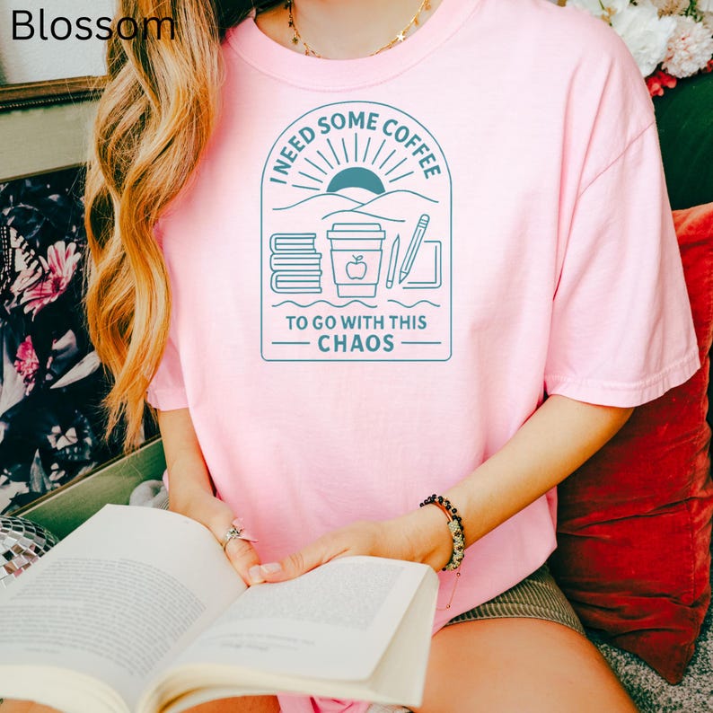 Necesito un café para acompañar este caos. Camiseta de profesor/a / Camiseta de colores cómodos para la vuelta al cole / Regalo para administradores / Camiseta para padres imagen 3