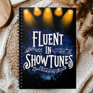 Fließend in Showtunes Thespian Notebook Musical Theater Journal, Broadway Geschenk für Theaterliebhaber