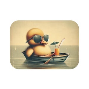 Puede incluir: Un pequeño pato de goma amarillo con gafas de sol y un sombrero de paja está sentado en un pequeño bote de madera con un vaso de zumo de naranja. El patito está flotando en una masa de agua azul.