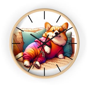 Może przedstawiać: Zegar ścienny z kreskówkowym psem rasy corgi w tęczowym dresowym komplecie, leżącym na kanapie z poduszką. Zegar ma czarne wskazówki i białą tarczę.