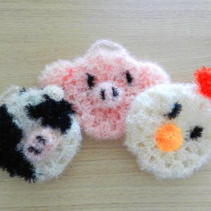 Può includere: Tre spugne fatte a mano a forma di animali da fattoria. Un maiale rosa, una mucca bianca e nera e un pollo bianco con becco arancione e cresta rossa. Probabilmente per la cucina o il bagno.