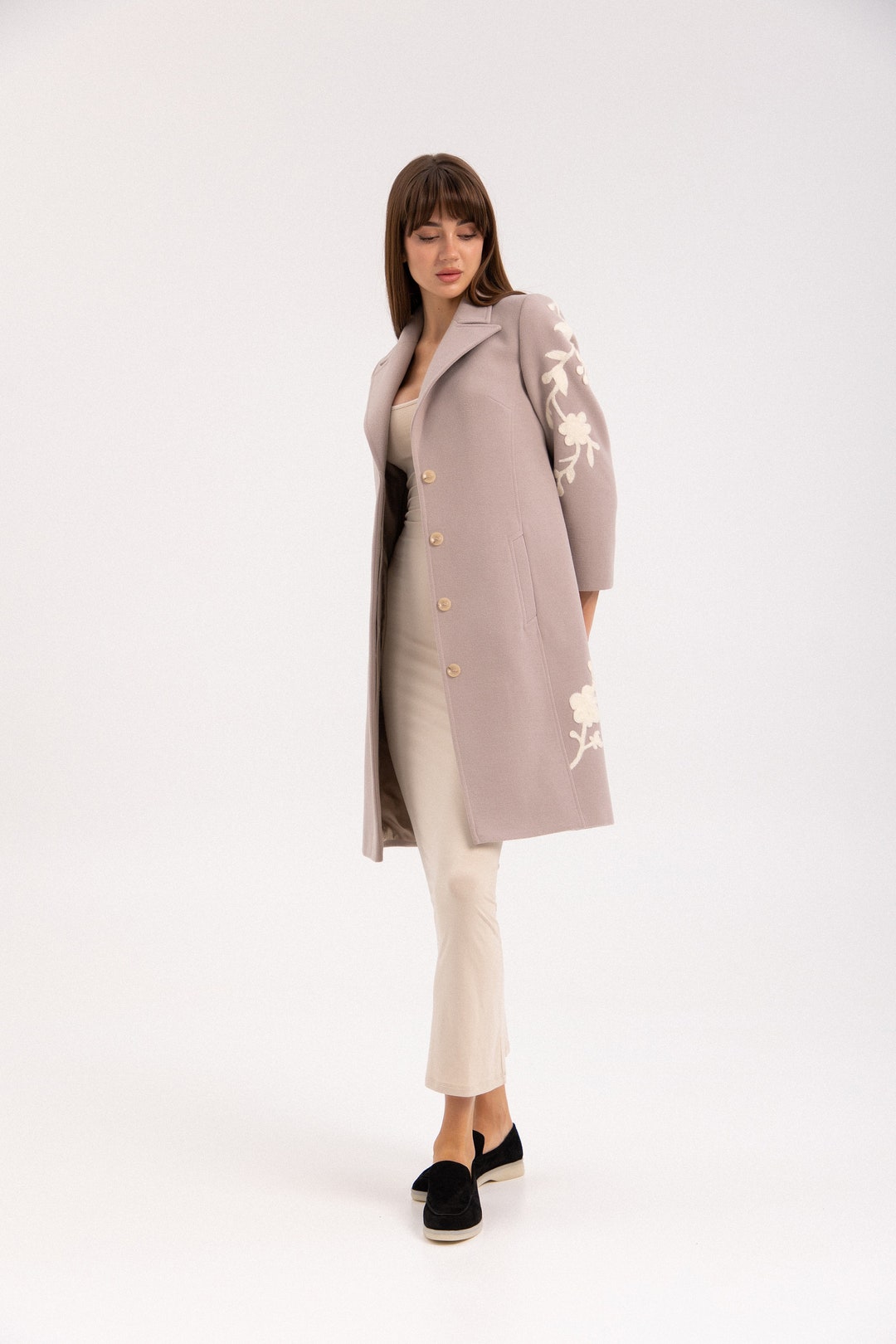 Abrigo largo de lana y cachemira, parches bordados, fieltrado con