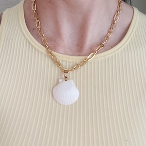White Shell Calico Pendant Necklace with Chunky Gold Chain – Beach Statement Necklace, Coastal Jewelry, Nautical Summer Gift