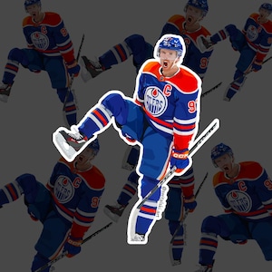 Puede incluir: Una ilustración digital de un jugador de hockey que lleva una camiseta azul y naranja con la palabra "Oilers" y la letra "C" en la parte delantera. El jugador sostiene un palo de hockey y está en una pose de celebración con una pierna levantada. El fondo es un patrón del mismo jugador de hockey en diferentes poses.