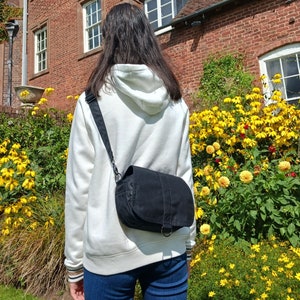 Schwarze gewachste Canvas Hüfttasche, Vegane gewachste Tasche für Frauen und Mädchen, handgefertigt in England, Kann als Hüfttasche, Umhängetasche oder Umhängetasche getragen werden