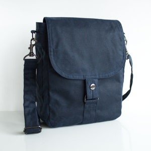 Messager pour tablette en toile cirée, sac en toile cirée, sac bleu, sac ciré, pochette unisexe, homme, sac à bandoulière - The Navy Tablet Messenger