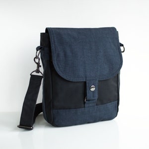 Petit sac messager en toile cirée noire et coton biologique tissé à la main bleu, sac pour tablette végétalien avec bandoulière amovible, cadeau pour lui et elle