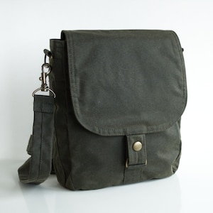 Messager pour tablette en toile cirée, sac en toile cirée, sac vert, sac ciré, pochette unisexe, homme, sac à bandoulière - The Olive Tablet Messenger