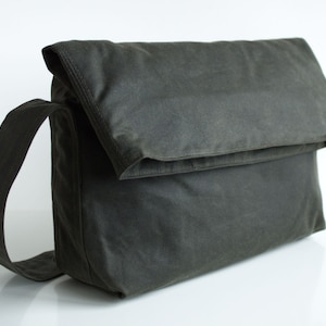 Waxed canvas handbag, waxed canvas purse, waxed canvas shoulder bag, green messenger bag, unisex bag, mens waxed bag - The Olive Fold Top