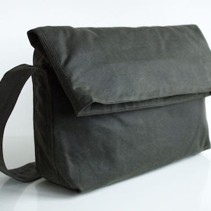 Sac à main en toile cirée, sac à main en toile cirée, sac à bandoulière en toile cirée, sac messager vert, sac unisexe, sac pour homme ciré - The Olive Fold Top