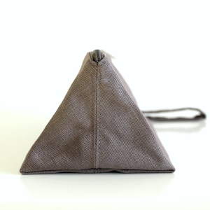 Pochette da polso in cotone biologico, astuccio marrone, beauty case, organizer per il trucco, kit da toeletta, astuccio portapenne, beauty case - The Light Brown Prism Pouch