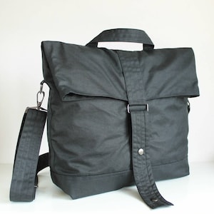 Sac à dos minimaliste en toile cirée noire, sac à dos végétalien ciré, sac messager bandoulière personnalisable, sac fourre-tout unisexe à poignée, fait main au Royaume-Uni