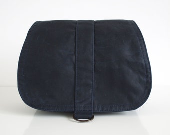 Sac banane en toile cirée bleu marine, sac ciré végétalien pour femme et fille, fait main en Angleterre, peut être porté comme sac banane, sac à bandoulière ou sac à bandoulière