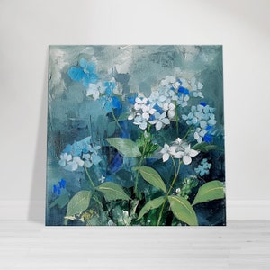 穏やかなブルーフラワーキャンバスセット、静かな自然の壁アートトリオ、クールなトーンの花の絵画、ホームギャラリーの壁装飾