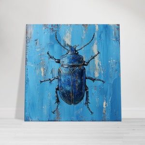 Könnte beinhalten: Ein blauer Käfer mit schwarzen Beinen und Antennen ist auf einer blauen Leinwand mit weißen und braunen Farbschlägen gemalt.