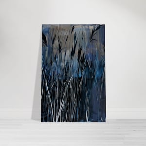 Puede incluir: Pintura abstracta de hierbas altas en tonos azules y grises. La pintura tiene un efecto texturizado, de pinceladas.