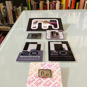Pack de marchandises spécial 20e anniversaire N - Célébrez le jeu N avec des épingles en émail, des autocollants et une carte spéciale - Happy N-iversary de Metanet