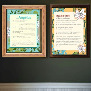Può includere: Due stampe incorniciate con testo religioso e disegni floreali. La stampa a sinistra è intitolata "The Angelus" e presenta uno sfondo blu e verde con fiori bianchi. La stampa a destra è intitolata "Regina Caeli O Queen of Heaven" e presenta uno sfondo giallo e arancione con fiori bianchi.