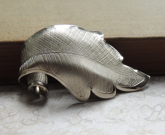 Vintage Giovanni Textured Leaf Brooch / Estate Je… - image 1