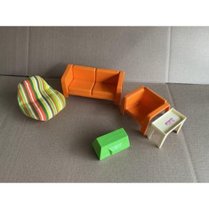 Colección de muebles Barbie Dream de 1977, sillón naranja, sofá, mesa de centro y televisor.